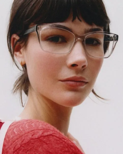 Mujer con aros oftálmicos Kate Spade cuadrados de acetato transparente, disponibles en Ópticas CV+